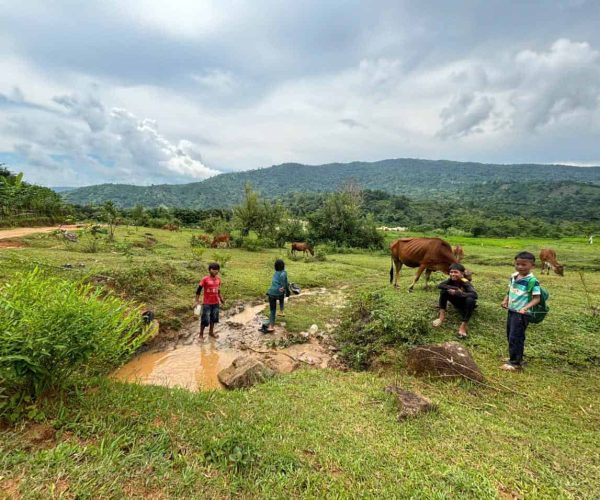Trekking through Chu Yang Sin National Park and relaxing in natural baths.