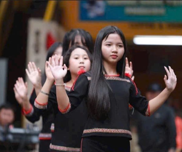 Ede culture experience with local cuisine and Dray Nur Waterfall tour in Dak Lak